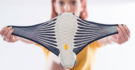Te buty owija się wokół stopy!