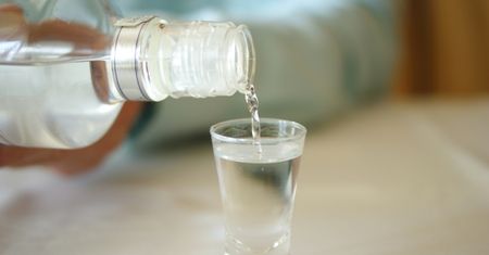 "W Polsce łatwiej przez internet kupić broń niż alkohol"