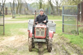 Dorociński jeździ traktorem i przerzuca siano w schronisku dla zwierząt (ZDJĘCIA)