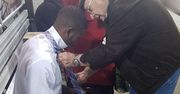 Przypadkowy staruszek uczy chłopaka wiązać krawat