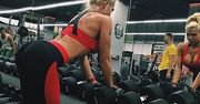 Fit dziewczyny w sportowych stanikach i legginsach