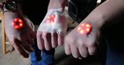 Nowa moda. Umieszczają sobie diody LED pod skórę