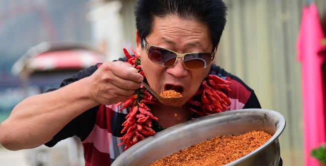 Ten mężczyzna każdego dnia zjada 2,5 kilograma chili