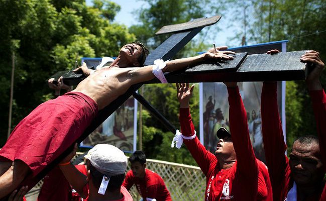 Filipińscy pokutnicy znowu dali się przybić do krzyża w Wielki Piątek