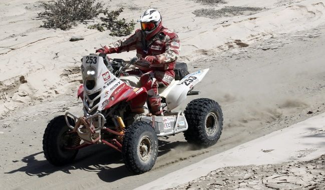 Dakar: Sonik trzeci przed wjazdem do Santiago