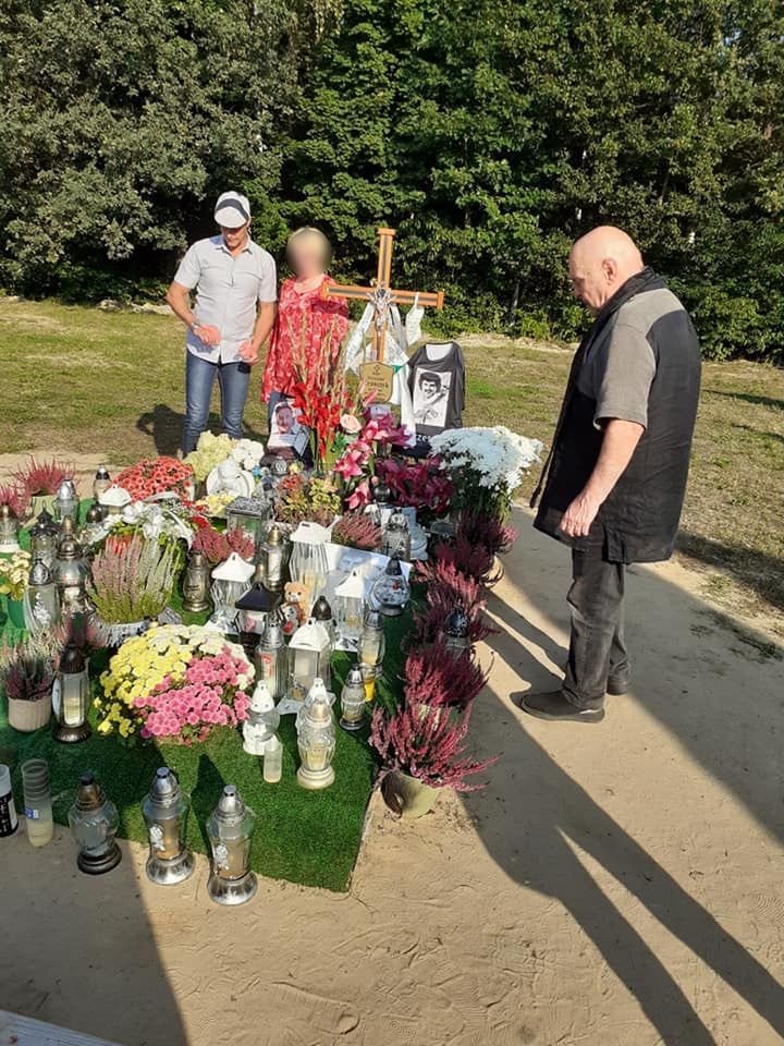 Krzysztof Krawczyk junior i Marian Lichtman odwiedzają grób Krzysztofa Krawczyka