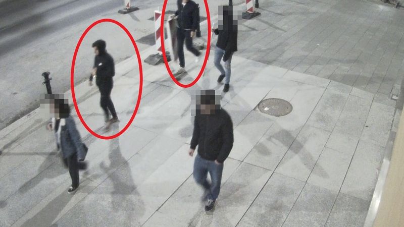Policja poszukuje mężczyzn ze zdjęcia do sprawy kradzieży pachołków drogowych