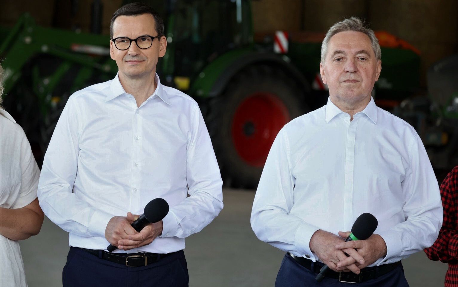 29.07.2022 r., premier Mateusz Morawiecki i ówczesny minister rolnictwa Henryk Kowalczyk z wizytą w gospodarstwie rolnym w województwie mazowieckim