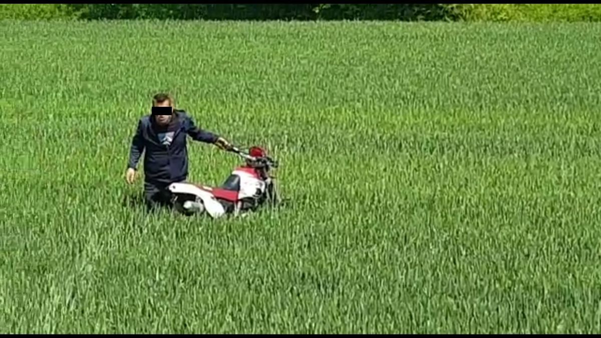 Pijany motocyklista uciekał przez pola