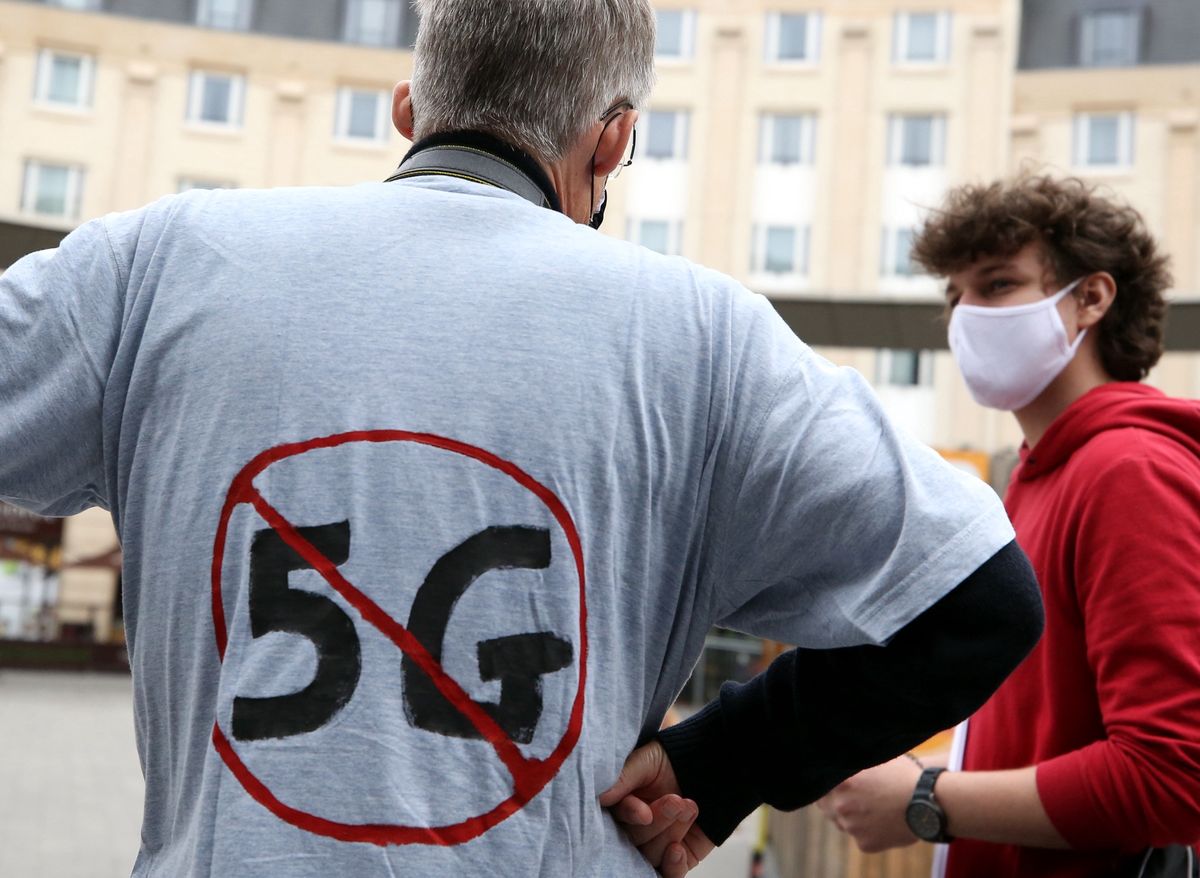 Protesty przeciwko sieci 5G. Eksperci Ministerstwa Cyfryzacji będą jeździć po kraju, by poskramiać strach i rozwiewać obawy przed tą technologią