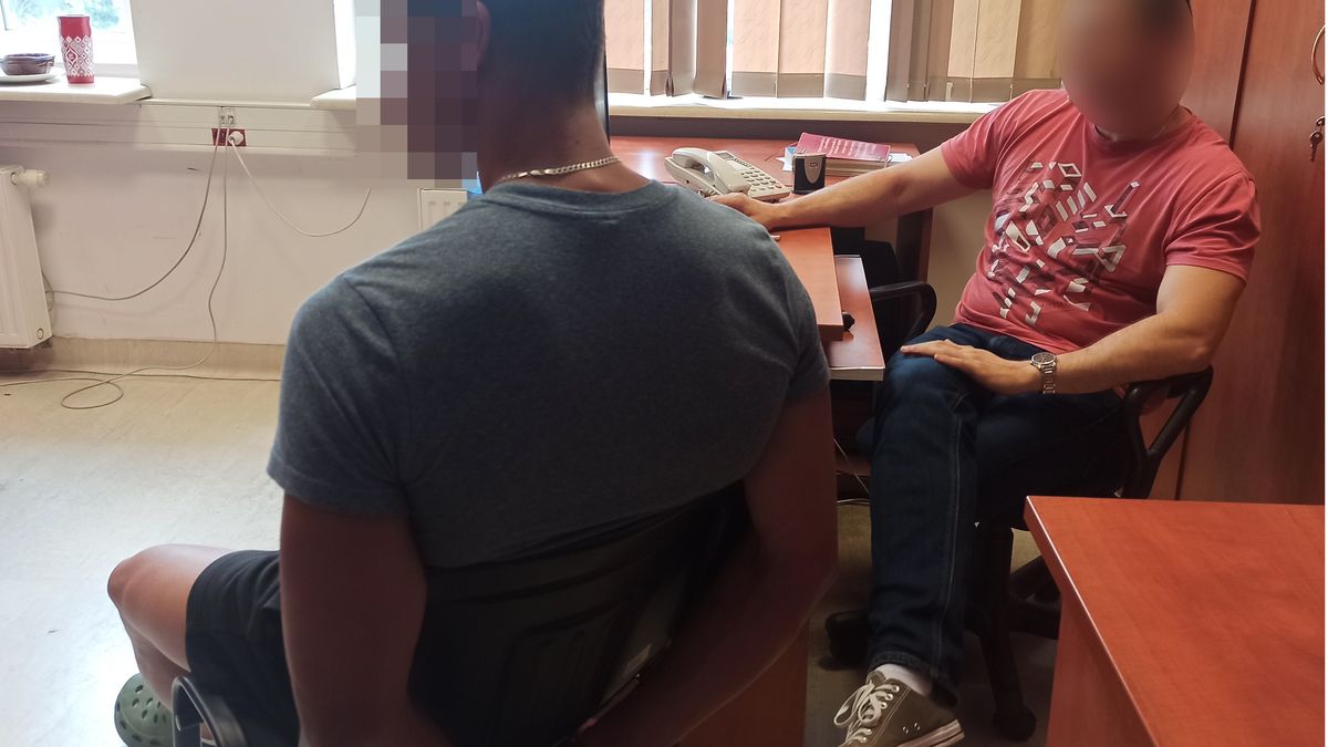 Zatrzymany mężczyzna z policjantem