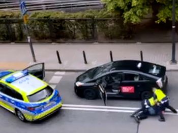 Pijany kierowca uciekał przed policją po Warszawie. Pasażerowie błagali go, żeby się zatrzymał, ale nie słuchał