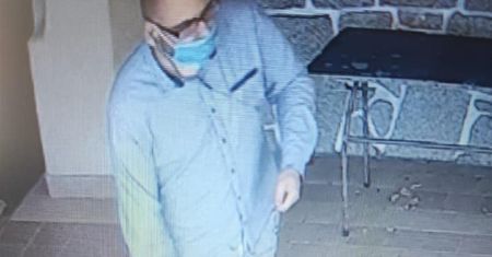 Konin. Wpadł w szał w kościele. Policja upublicznia wizerunek