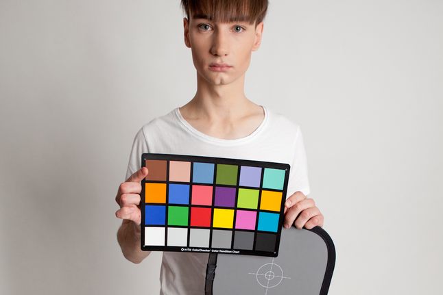 Mateusz z X-Rite Color Checker © Jakub Kaźmierczyk
