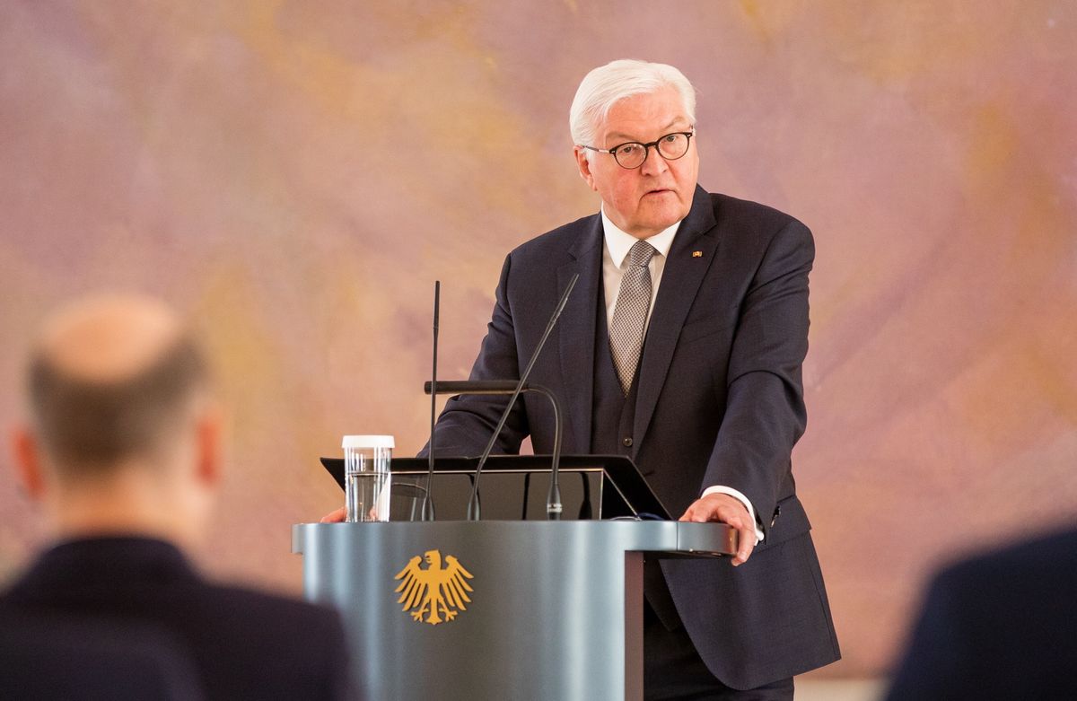 German President Frank-Walter Steinmeier speaks during a ceremony to award the Cross of Merit with star, to German politician of the Christian Democratic Union (CDU) Volker Kauder, at the Bellevue Palace in Berlin, Germany, 11 April 2022. Kauder was head of the CDU/CSU parliamentary group from 2005 to 2018. The Order of Merit of the Federal Republic of Germany is awarded by the President to honor achievements of 'particular value to society'. EPA/CONSTANTIN ZINN Dostawca: PAP/EPA.