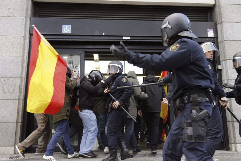 Policja pacyfikuje protestujących przeciwko cięciom w edukacji<br>