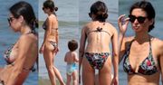 Szczupła Marta Kaczyńska W BIKINI relaksuje się na plaży w towarzystwie syna (ZDJĘCIA)