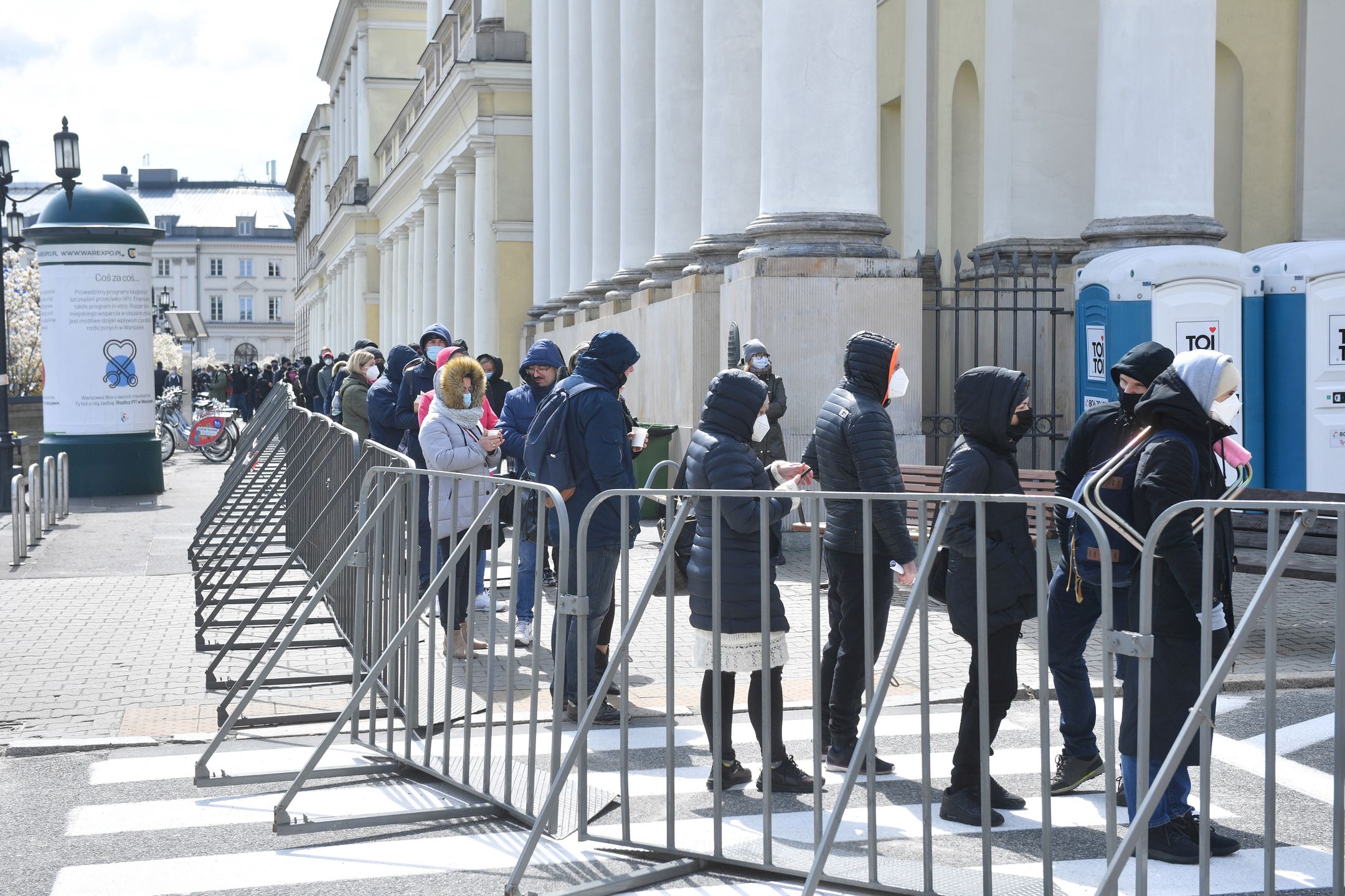 Warszawa, 03.05.2021. Koronawirus w Polsce. Kolejka przed punktem szczepień masowych przeciwko Covid-19 na placu Bankowym w Warszawie, 3 bm. Dzisiaj jest trzeci - ostatni dzień akcji "Zaszczep się w majówkę". Wszyscy zainteresowani szczepieniem przeciw COVID-19, mający aktywne e-skierowanie, mogą zaszczepić się w mobilnych punktach bez wcześniejszego umawiania się. Chętni otrzymują jednodawkowy preparat firmy Johnson & Johnson. (amb) PAP/Radek Pietruszka