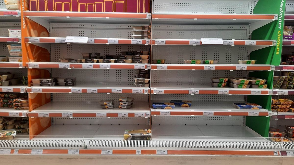 Na zdjęciu pusta półka