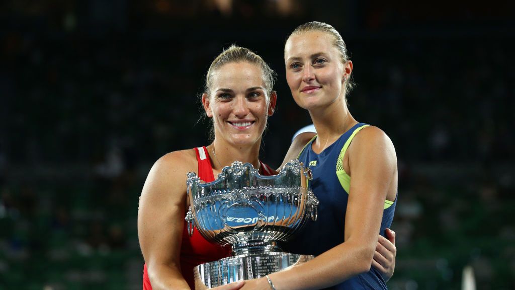 Timea Babos (z lewej) i Kristina Mladenović (z prawej), mistrzynie Australian Open 2018 w grze podwójnej