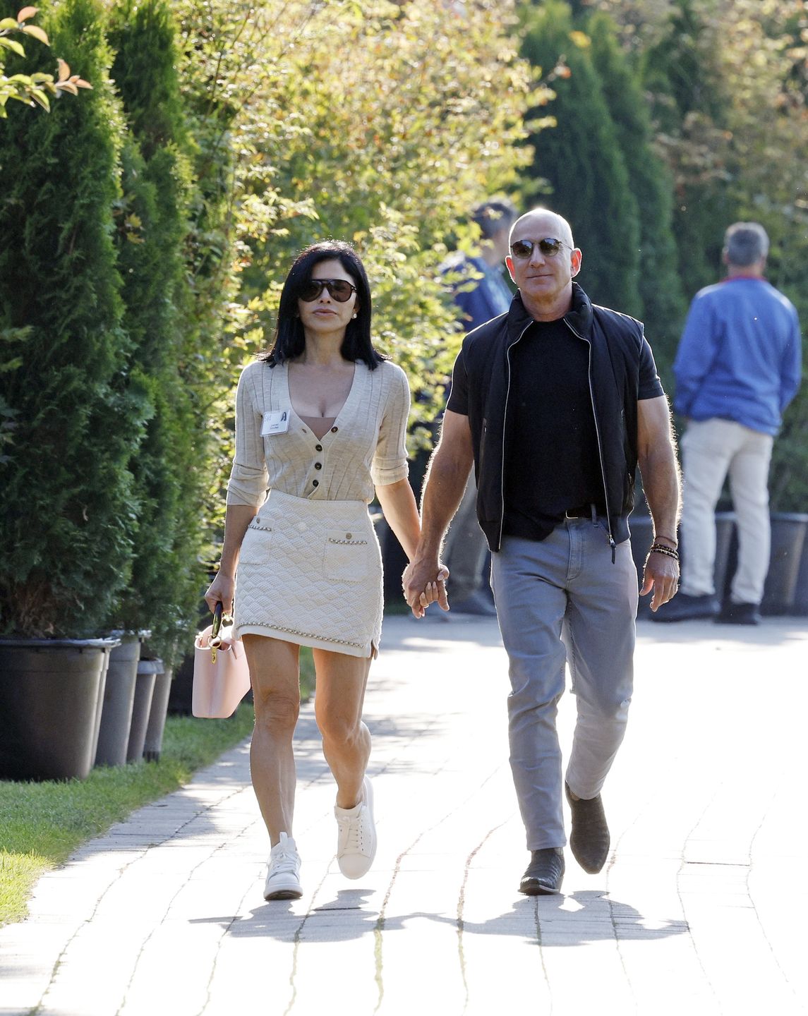 Jeff Bezos i odpicowana Lauren Sanchez przybywają na "letni obóz miliarderów"
