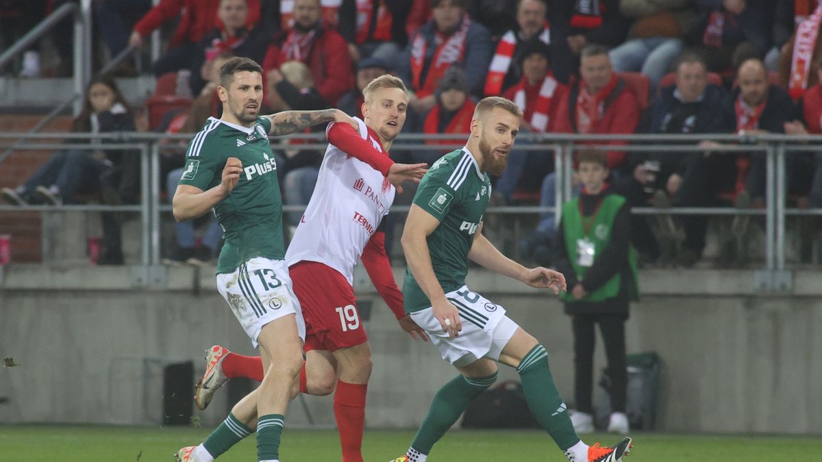 Na zdjęciu: Rafał Augustyniak i Paweł Wszołek (obaj Legia Warszawa) oraz Bartłomiej Pawłowski (Widzew Łódź) podczas meczu PKO Ekstraklasy