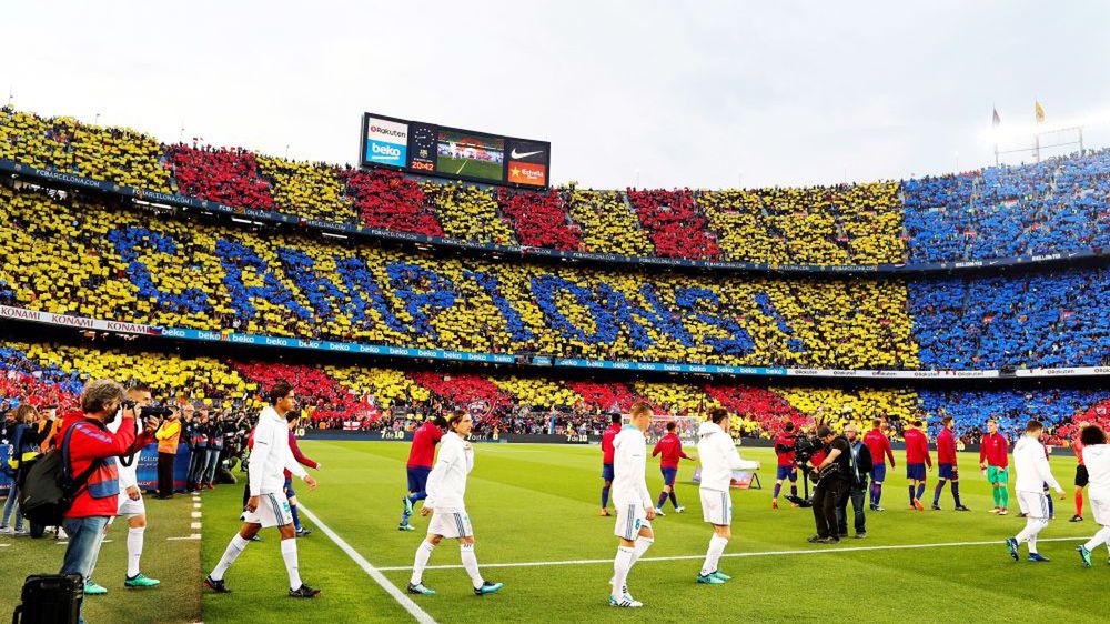 piłkarze Barcelony i Realu wychodzą na murawę w El Clasico