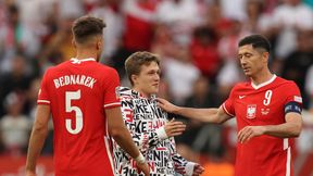 Kibic wtargnął na murawę po meczu Polaków! Ruszył prosto w kierunku "Lewego"