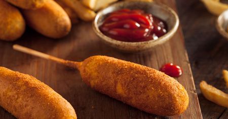 Corndogi idealne – chrupiące, złociste i domowe