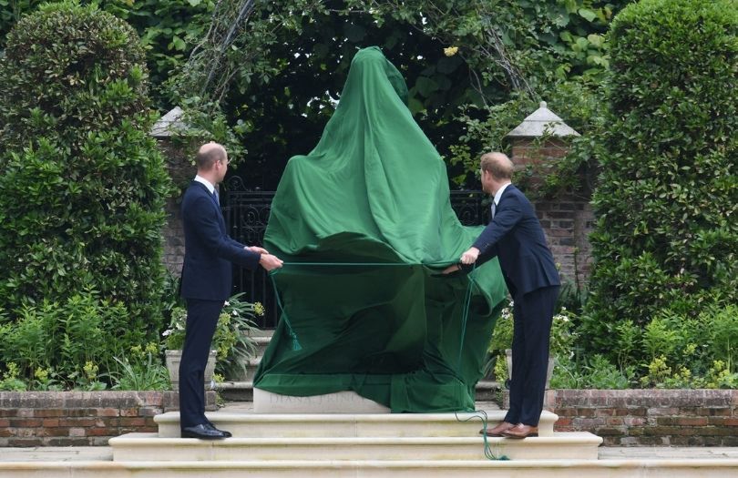 Książę William i książę Harry odsłaniają pomnik księżnej Diany