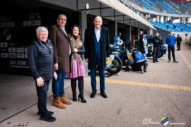 Na jednym z pierwszych tegorocznych treningów żużlowych na Motoarenie państwo Termińscy gościli prezydenta Torunia, Michała Zaleskiego
