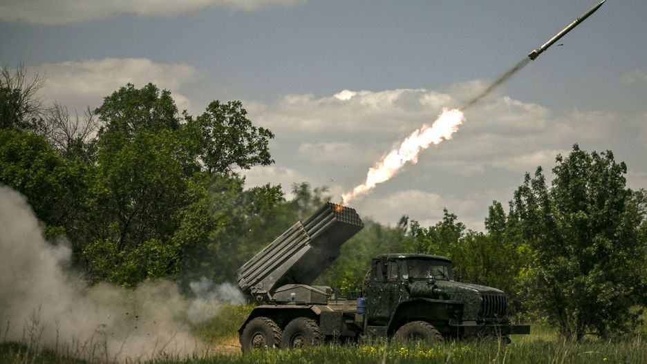 TemporaryUkrainian troops fire with surface-to-surface rockets MLRS towards Russian positions at a front line in the eastern Ukrainian region of Donbas on June 7, 2022. (Photo by ARIS MESSINIS / AFP)ARIS MESSINIS