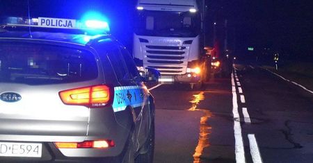 Samochód ciężarowy potrącił rowerzystkę. Z obrażeniami ciała trafiła do szpitala
