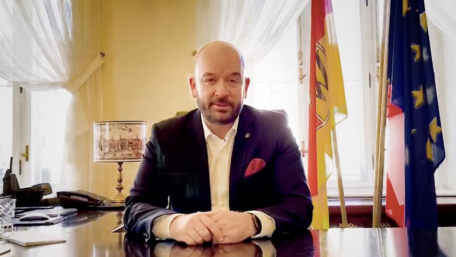Nowy Rok. Jacek Sutryk złożył życzenia wrocławianom. "Po nocy przychodzi dzień, a po burzy spokój"