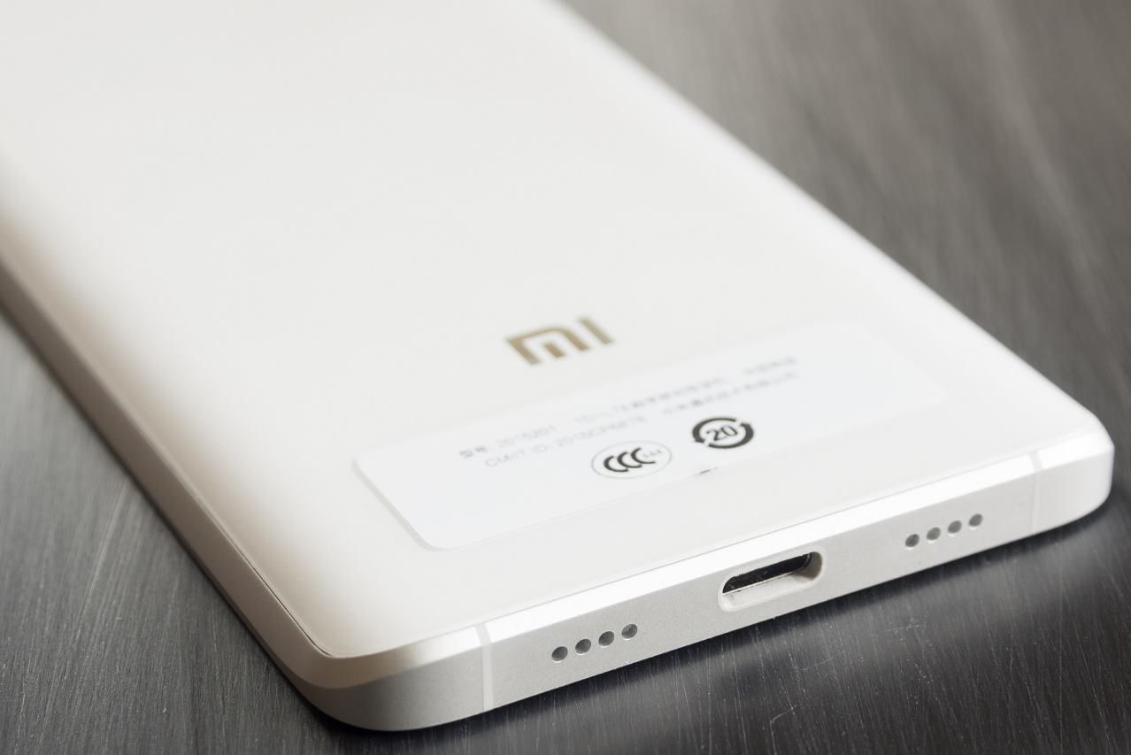 Xiaomi Mi6 będzie... brzydki? Do Samsunga Galaxy S8 mu daleko