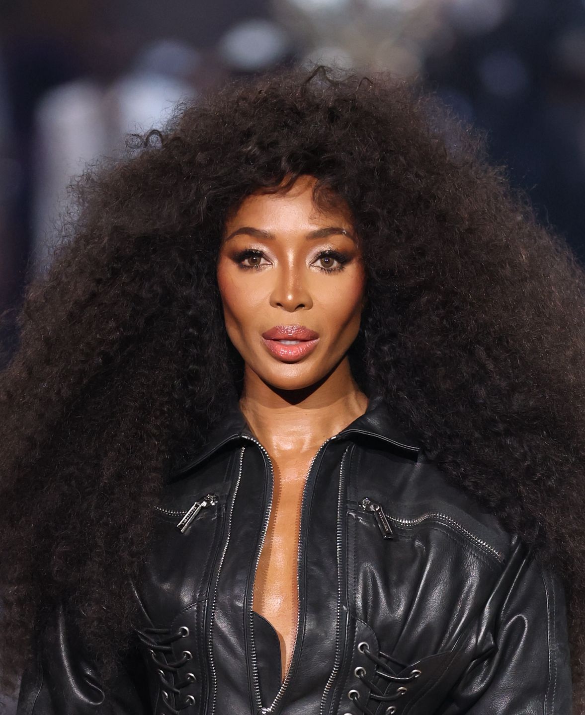 Naomi Campbell paraduje po wybiegu na pokazie Dsquared2