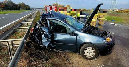 Kierowca ciężarówki na A4 miał się zagapić. Tyle zostało z fiata punto