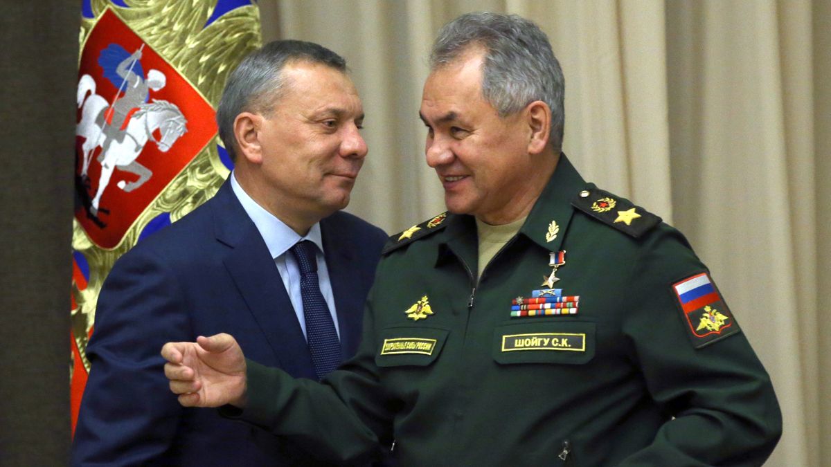 Jurij Borisow (z lewej) i minister obrony Siergiej Szojgu