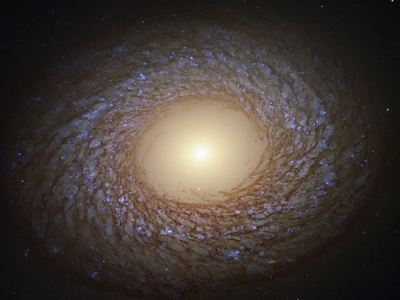 Teleskop Hubble’a sfotografował galaktykę oddaloną o 67 milionów lat świetlnych
