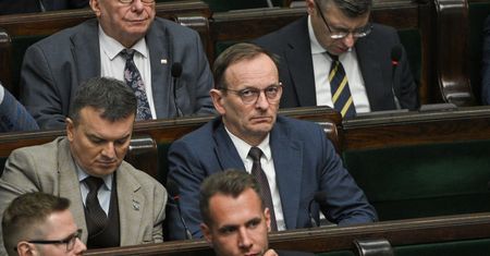 Dwa kłamstwa w jednym zdaniu. TV Republika twierdziła, że poseł miał zabieg po karze Hołowni, a obu nie było w Sejmie