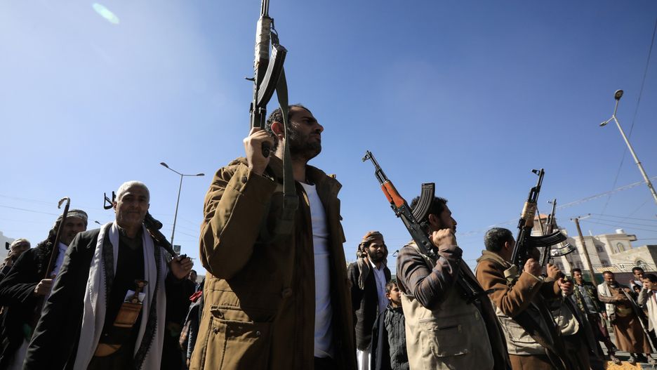 Newly-recruited members of the Houthis' popular army hold up their weapons during a gathering at the end of a military training, in Sana'a, Yemen, 11 January 2024. Yemen's Houthis top leader Abdul-Malik Al-Houthi has warned in a televised address on 11 January that any US military operation against his movement will never go unanswered, two days after the Houthis launched a large-scale missile and drone attack against international shipping lanes in the Red Sea, in response to a previous US Navy attack on Houthi boats in the Red Sea that killed 10 Houthi fighters on 31 December 2023. The US Department of Defense had announced in December 2023 a multinational operation to safeguard trade and to protect ships in the Red Sea amid the recent escalation in Houthi attacks. The Houthis have vowed to attack Israeli-bound ships and prevent them from navigating in the Red Sea and the Bab al-Mandab Strait in retaliation for Israel's airstrikes on the Gaza Strip. EPA/YAHYA ARHAB Dostawca: PAP/EPA.