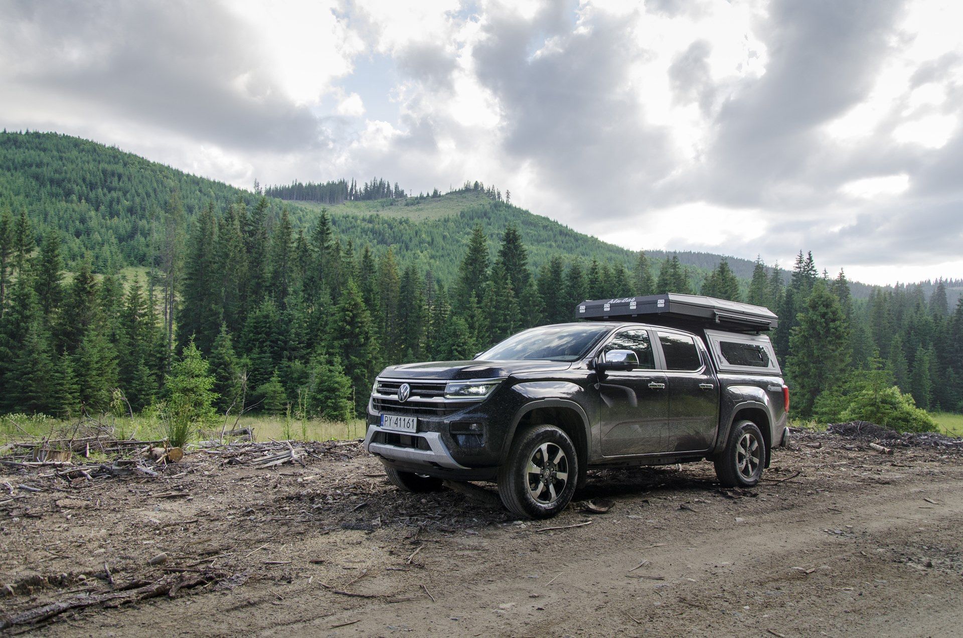 VW Amarok z zabudową i namiotem Alu-Cab