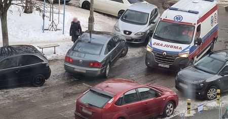 Kierowca volkswagena zablokował wjazd karetek do szpitala SPSK 4