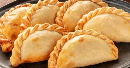 Wszyscy zachwycają się włoskimi calzone. Zapominają, że w Polsce mamy jeszcze lepszy przysmak