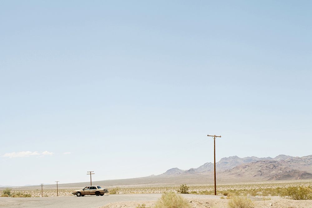 „Americana” Garroda Kirkwooda to minimalistyczny obraz wyluzowanej Kalifornii 32