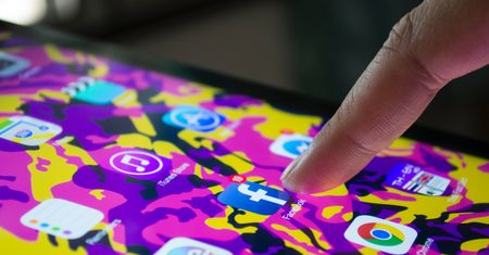 Facebook wciąż traci. Coraz więcej osób usuwa aplikację ze smartfonów