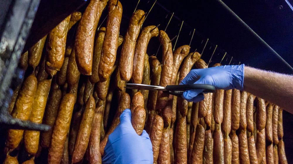 Do produktów najbardziej szkodliwych zaliczono przetworzone mięsa, takie jak wędliny, kiełbasy i mięsa marynowane