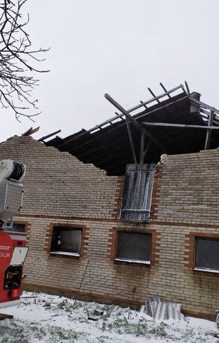 Wiatr zerwał dach na budynku gospodarczym w powiecie zgierskim 