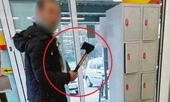 Szaleniec w Biedronce. Nagle wyjął siekierę. "Niech Pani ucieka"