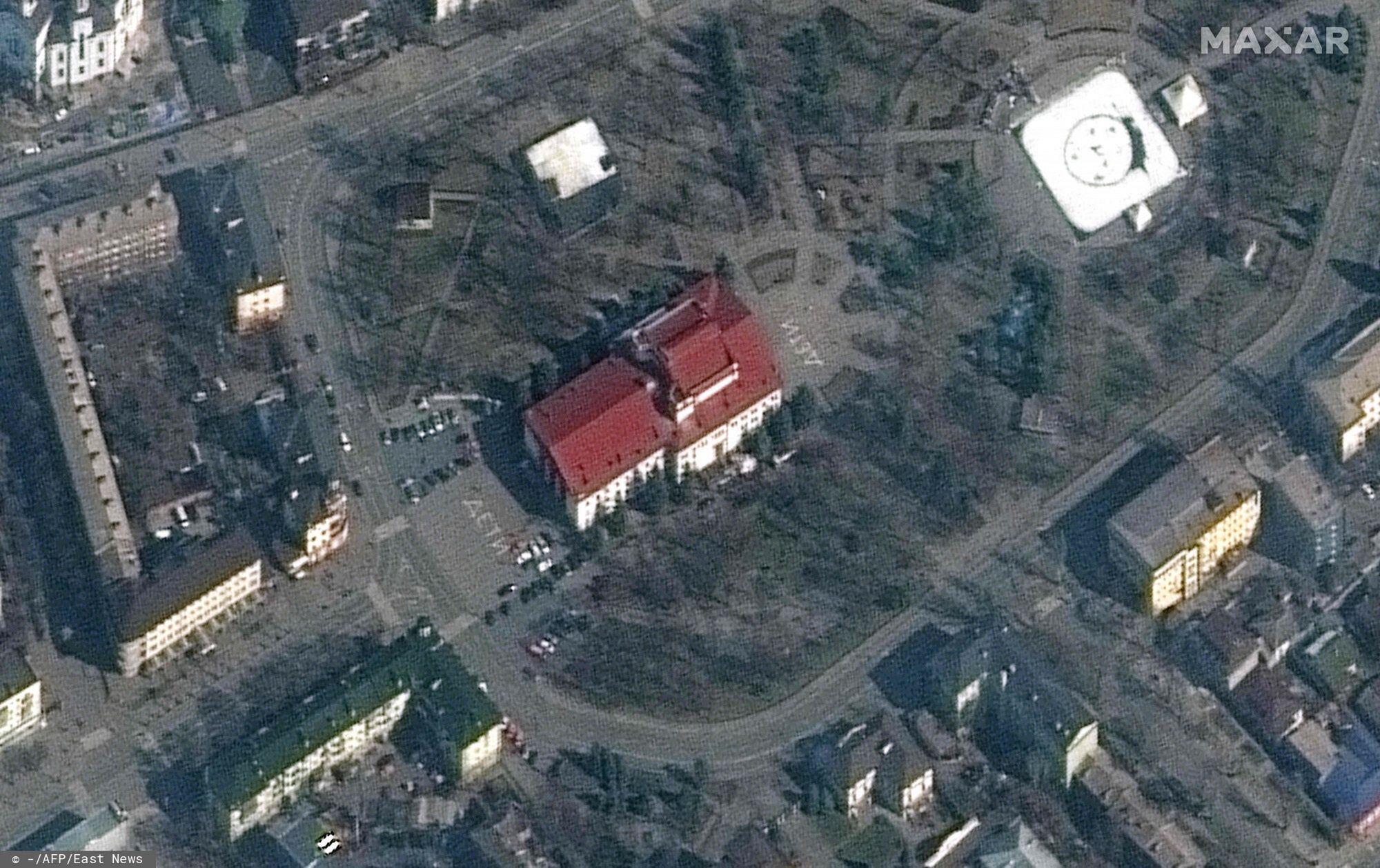 Wojna w Ukrainie - zbombardowany teatr w MariupoluThis Maxar satellite image released on March 16, 2022, shows the Mariupol Drama Theater in Mariupol, Ukraine, on March 14, 2022. - The building, which had been used as a shelter for hundreds of Ukrainian civilians, had the word "children" written in large white letters (in Russian) in front of and behind the theater. It was bombed on March 16, 2022. (Photo by Satellite image ?2022 Maxar Technologies / AFP) / RESTRICTED TO EDITORIAL USE - MANDATORY CREDIT "AFP PHOTO / Satellite image ?2022 Maxar Technologies " - NO MARKETING - NO ADVERTISING CAMPAIGNS - DISTRIBUTED AS A SERVICE TO CLIENTS - THE WATERMARK MAY NOT BE REMOVED/CROPPED-